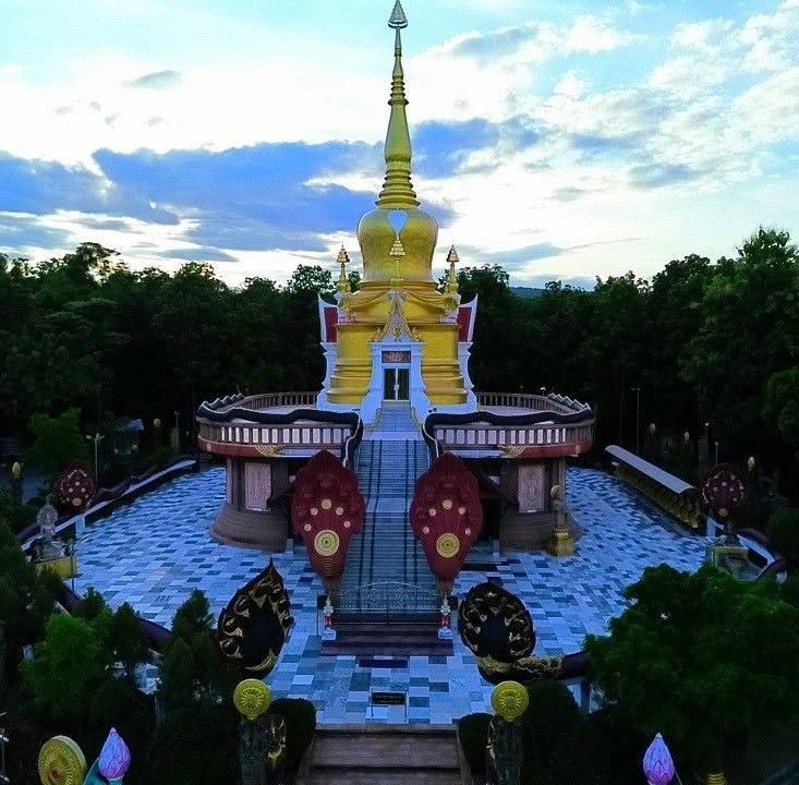 ศาสนสถานและวัด